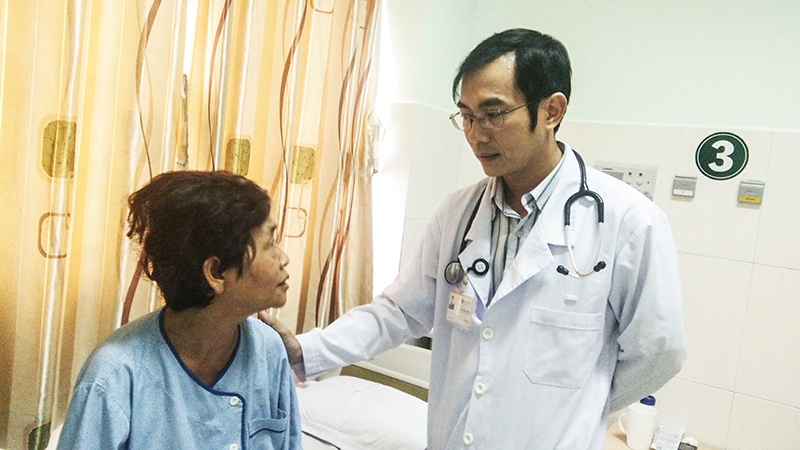 Bác sĩ Ngô Miên Tường thăm hỏi bệnh nhân chuẩn bị xuất viện sau can thiệp tim mạch.