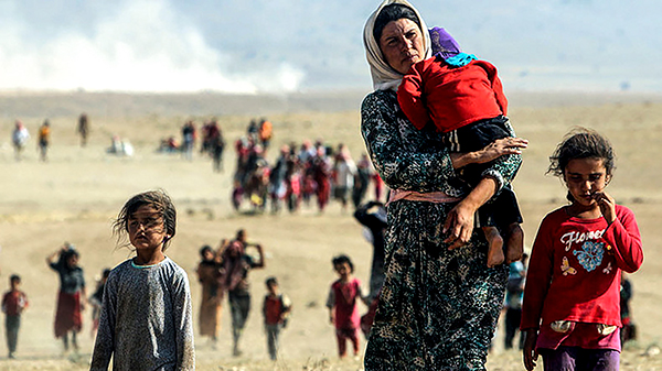 Cộng đồng người Yazidis đang tháo chạy khỏi vùng chiến sự tại thị trấn Sinjar, miền bắc Iraq. Ảnh: Reuters