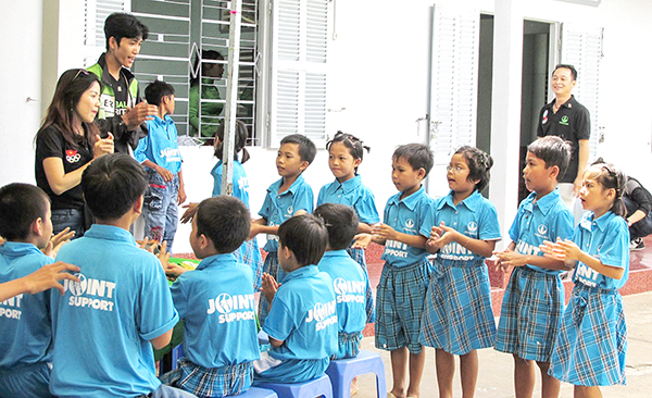 Đảm bảo quyền trẻ em Trẻ em ở Nhà nuôi trẻ Hướng Dương được các anh, chị tình nguyện viên tổ chức sinh hoạt, múa hát. Ảnh: P.NGUYỄN