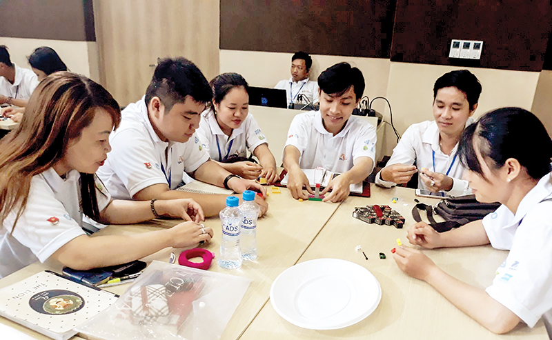 Các nhóm khởi nghiệp tham gia hoạt động hỗ trợ, tư vấn về kỹ năng khởi nghiệp do Trung tâm Hỗ trợ và Phát triển Sinh viên Cần Thơ và Vườn ươm Công nghệ Công nghiệp Việt Nam-Hàn Quốc phối hợp tổ chức. Ảnh: MINH HUYỀN