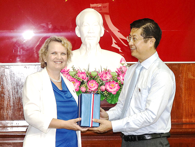 Phó Chủ tịch UBND TP Cần Thơ Trương Quang Hoài Nam tặng quà lưu niệm cho bà Pauline Eizema, Phó Đại sứ Vương quốc Hà Lan tại Việt Nam. Ảnh: MỸ HOA