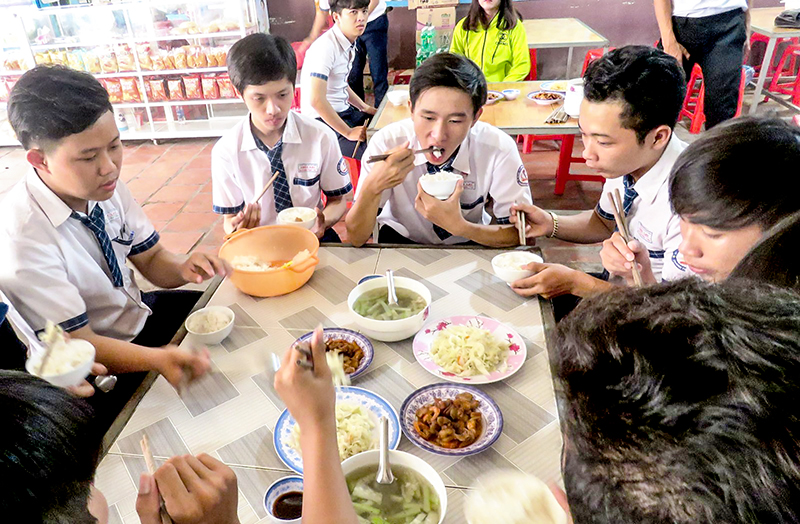 Hơn 5 năm qua, Trường THPT Thới Lai hỗ trợ cơm miễn phí cho thí sinh khó khăn trong những ngày thi. Trong ảnh: Học sinh lớp 12 của trường ăn cơm trưa những ngày ôn thi.