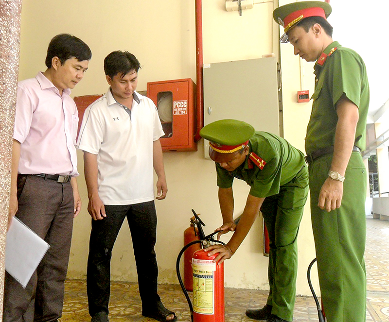 Cán bộ Phòng Cảnh sát phòng cháy và chữa cháy số 1 (quận Ninh Kiều) kiểm tra phương tiện chữa cháy tại điểm thi Trung tâm Giáo dục Thường xuyên - Kỹ thuật tổng hợp - Hướng nghiệp thành phố.
