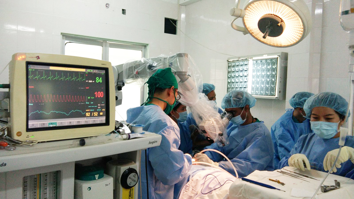 Khiếm thính bẩm sinh và phương pháp cấy ốc tai điện tử