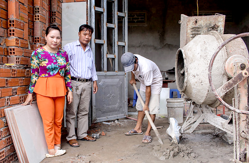 Lãnh đạo Hội Nông dân xã Thạnh Lộc khảo sát tiến độ thi công “Mái ấm nông dân” nhà chị Trinh, Tân Thạnh.