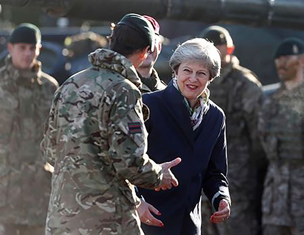 Thủ tướng May thăm doanh trại Anh đóng tại Estonia trong khuôn khổ hoạt động của NATO. Ảnh: Reuters