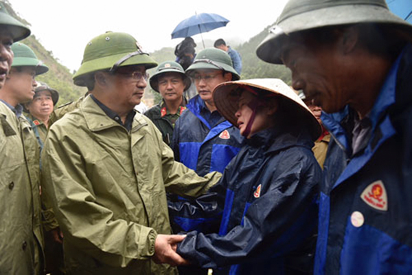 Phó Thủ tướng Trịnh Đình Dũng động viên người dân bị ảnh hưởng mưa lũ. Ảnh: VGP/NHẬT BẮC