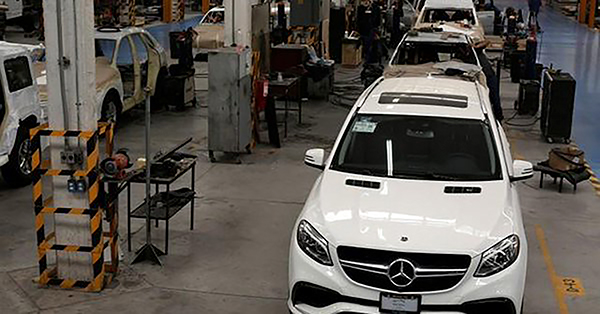 Những chiếc xe bọc thép đang được bảo dưỡng tại một garage ở Mexico City.  