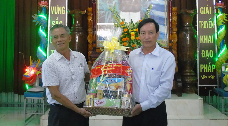 Đồng chí Đinh Trung Trực, Phó Chủ tịch UBMTTQVN TP Cần Thơ (bên phải) tặng quà chúc mừng Ban Trị sự Phật giáo Hòa Hảo xã Thạnh Mỹ. Ảnh: THANH THY