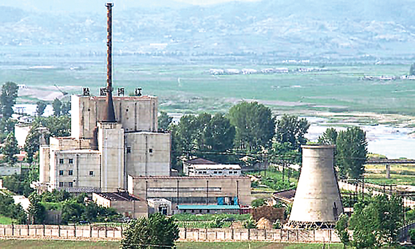 Cơ sở hạt nhân Yongbyon của Triều Tiên trước thời điểm tòa tháp làm mát bị dỡ bỏ. Ảnh: Reuters