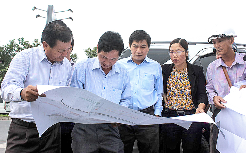 Lãnh đạo TP Cần Thơ kiểm tra công trình đường Trần Hoàng Na - đường song hành tới nút giao IC3 mới đây. Ảnh: ANH KHOA