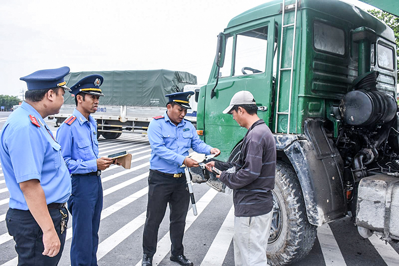 Kiểm tra tải trọng xe lưu động trên các tuyến giao thông là việc làm thường xuyên của lực lượng Thanh tra Sở GTVT TP Cần Thơ. Ảnh: X.ĐÀO 