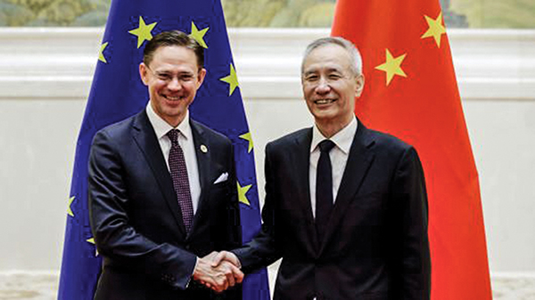 Phó Chủ tịch Ủy ban châu Âu Jyrki Katainen (trái) và Phó Thủ tướng Trung Quốc Lưu Hạc. Ảnh: Reuters