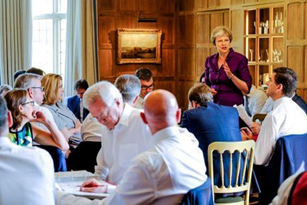 Nội các Anh thống nhất kế hoạch thương mại hậu Brexit Nữ Thủ tướng Theresa May (đứng) đã thống nhất được nội các Anh vốn chia rẽ về vấn đề Brexit. Ảnh: Reuters