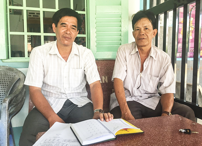 Thành công nhờ kiên trì, linh hoạt... Ông Đỗ Hữu Tám, Trưởng khu vực Tràng Thọ B (bên trái), đang tuyên truyền, vận động người dân tham gia BHYT. Ảnh: CHẤN HƯNG