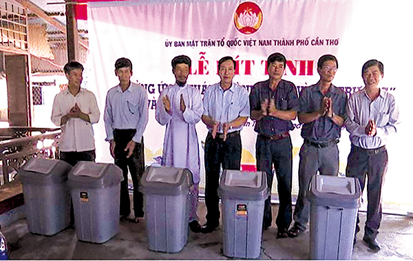 Tăng cường phối hợp bảo vệ môi trường Đại diện UBMTTQVN TP Cần Thơ trao tặng thùng chứa rác tại huyện Vĩnh Thạnh để thực hiện kế hoạch tuyên truyền, vận động người dân bỏ rác đúng quy định, góp phần BVMT. Ảnh: HÀ VĂN