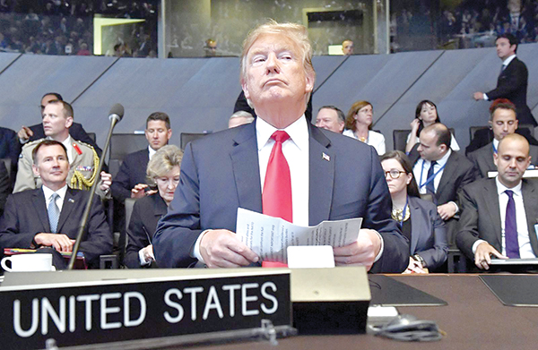 Tổng thống Trump tại cuộc họp với lãnh đạo các nước thành viên NATO hôm 11-7. Ảnh: AP