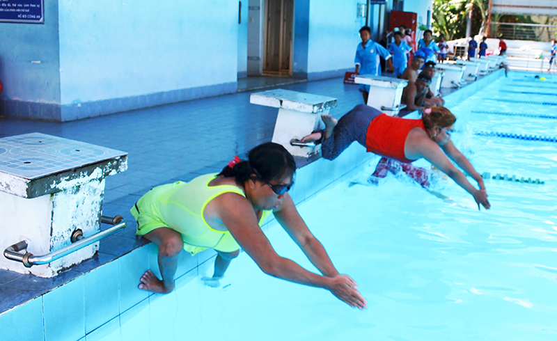Các VĐV Nguyễn Thị Đào và Trần Thị Lệ (từ trái sang) của đội bơi lội khuyết tật Cần Thơ gây bất ngờ khi lần đầu tiên thi đấu, đã đoạt HCV tiếp sức cự ly 400 mét nữ. Ảnh: XUÂN THANH