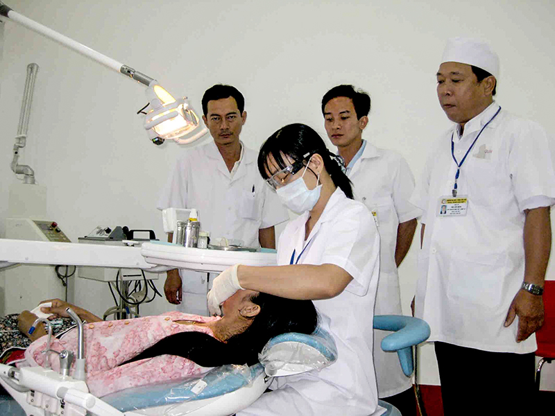 Sinh viên thực hành nha khoa tại Bệnh viện Trường Đại học Y Dược Cần Thơ. Ảnh: B.NG
