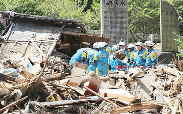 Lực lượng cứu hộ đang khẩn trương tìm kiếm nạn nhân mất tích sau trận lũ tại tỉnh Hiroshima. Ảnh: AFP