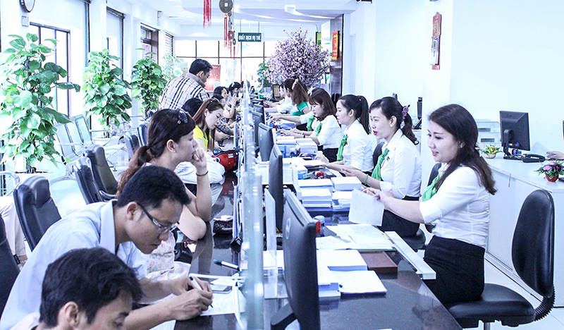 Sẵn sàng đưa vốn vào sản xuất,
đồng hành cùng nhà đầu tư Khách hàng đến giao dịch tại Vietcombank Chi nhánh Cần Thơ. Ảnh: MINH HUYỀN