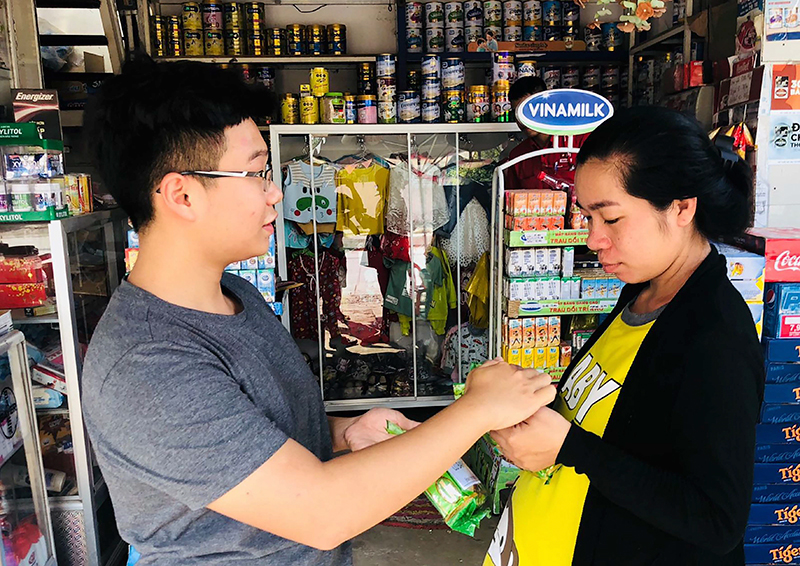 Thanh Hào đang giới thiệu sản phẩm tại cửa hàng bán lẻ. Ảnh: BÌNH NGUYÊN