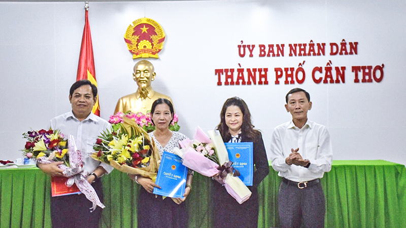 Chủ tịch UBND TP Cần Thơ Võ Thành Thống trao quyết định bổ nhiệm, phân công cho các đồng chí. Ảnh: T. TRINH