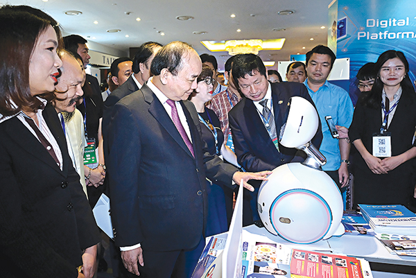 Thủ tướng Nguyễn Xuân Phúc tham quan triển lãm trưng bày công nghệ thông tin.­­­­