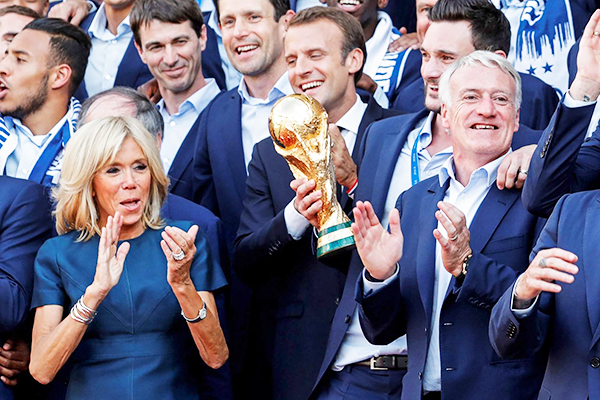 Tổng thống Macron (giữa) và  phu nhân cùng các thành viên đội tuyển quốc gia Pháp mừng chức vô địch World Cup 2018. Ảnh: Reuters
