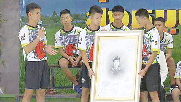 Các thành viên đội bóng tưởng nhớ cựu đặc nhiệm Saman Kunan, người đã thiệt mạng trong chiến dịch giải cứu. Ảnh: Reuters