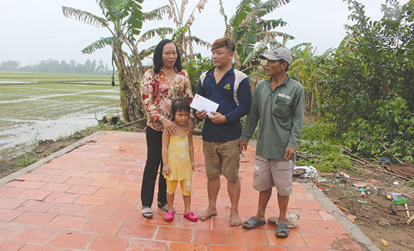 Đại diện UBMTTQVN TP Cần Thơ trao quà hỗ trợ cho hộ gia đình bị lốc xoáy làm sập nhà hoàn toàn tại xã Thới Tân, huyện Thới Lai. Ảnh: HÀ VĂN