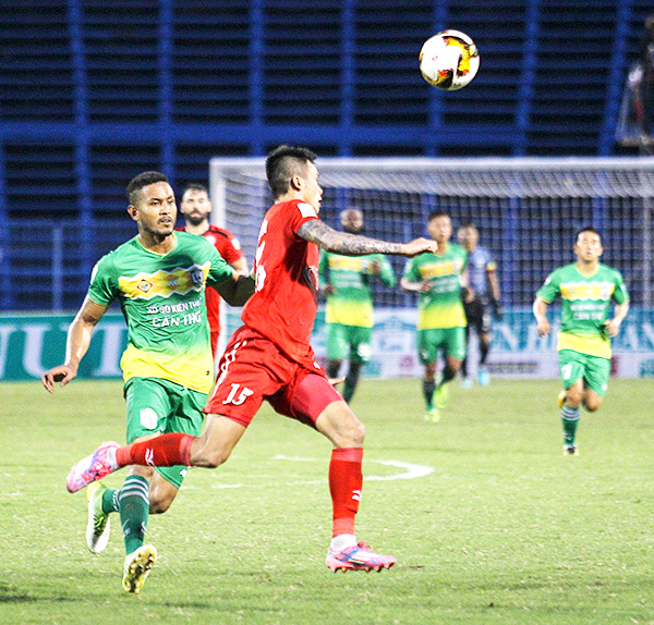 Tiền đạo Luiz (trái) của Cần Thơ nỗ lực tranh bóng với hậu vệ TP Hồ Chí Minh trong trận đấu trên sân Cần Thơ. Ảnh: NGUYỄN MINH
