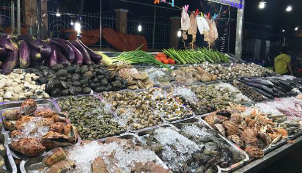 Một quầy hàng thực phẩm tươi sống tại Chợ đêm Trần Phú phong phú, đa dạng chẳng khác gì ở những thành phố biển. Ảnh: AN KHÁNH