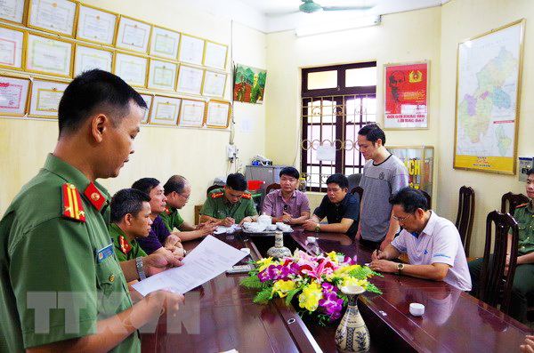 Cơ quan an ninh điều tra - công an tỉnh Hà Giang đọc lệnh bắt tạm giam đối với Vũ Trọng Lương. Ảnh: DIỆU LOAN/TTXVN