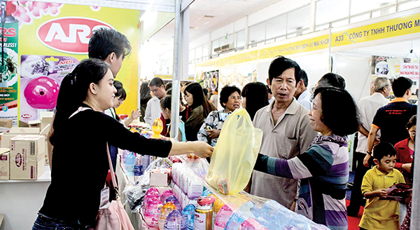 Khách tham quan, mua sắm hàng tại một hội chợ được tổ chức ở quận Ninh Kiều, TP Cần Thơ. Ảnh: KHÁNH TRUNG