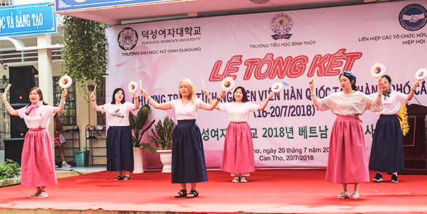 Các tình nguyện viên Hàn Quốc biểu diễn các tiết mục nghệ thuật truyền thống tại Lễ tổng kết chương trình. Ảnh: QUỲNH LAM