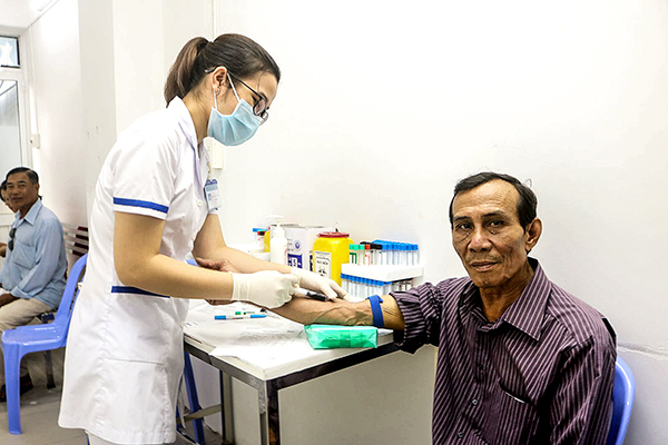 Người dân khám, chữa bệnh bằng thẻ BHYT tại Bệnh viện Đa khoa Tâm Minh Đức.