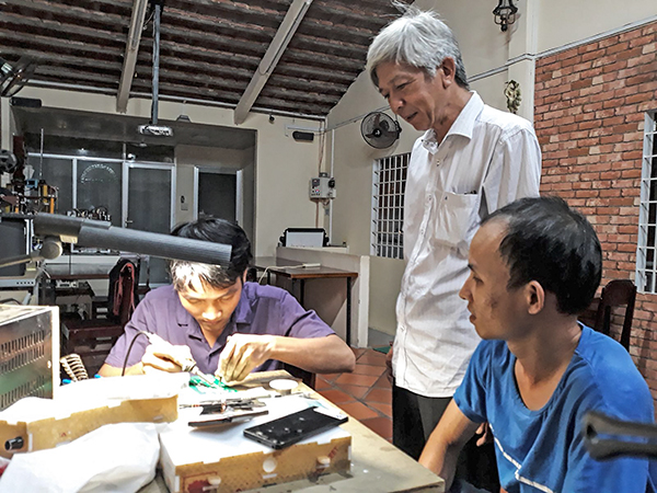 Ông Nhan Thanh (đứng) cùng các bạn sinh viên tại quán Arduino. Ảnh: MAI THẢO