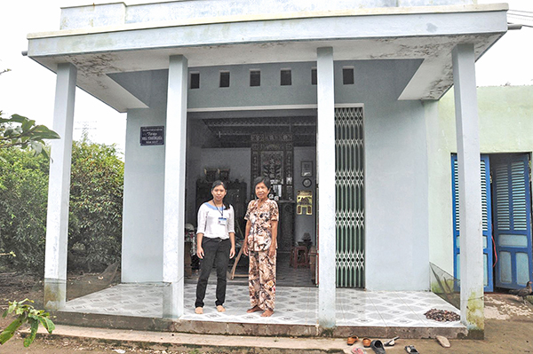 Bà Trần Thị Năm,  ở ấp Trường Thọ 2 (bên phải), vợ liệt sĩ được tặng nhà  tình nghĩa năm 2017. Ảnh: ANH DŨNG