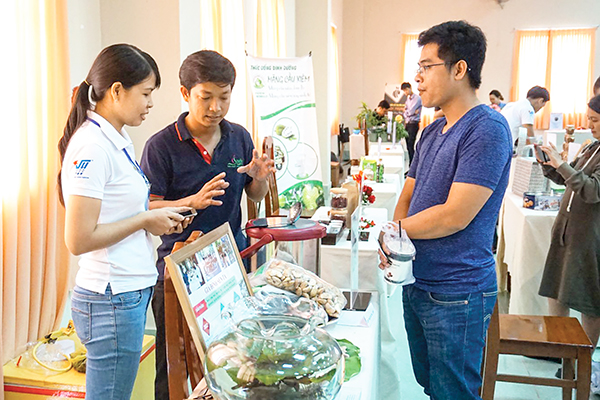 Trưng bày sản phẩm các dự án vào vòng bán kết Cuộc thi Dự án Khởi nghiệp nông nghiệp tổ chức tại tỉnh Đồng Tháp vào tháng 9-2017. Ảnh: MỸ THANH