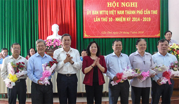 Đồng chí Phạm Văn Hiểu và đồng chí Phan Thị Hồng Nhung, Chủ tịch UBMTTQVN thành phố, tặng hoa cho các cá nhân thôi tham gia và các cá nhân được hiệp thương bổ sung vào thành viên UBMTTQVN thành phố. Ảnh: THANH THY