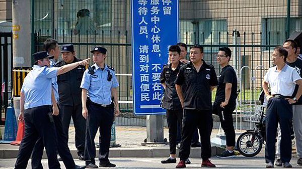 Lực lượng an ninh Trung Quốc bên ngoài sứ quán Mỹ sau vụ nổ. Ảnh: AP