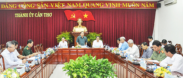 Đồng chí Trần Quốc Trung, Ủy viên Trung ương Đảng, Bí thư Thành ủy phát biểu kết luận cuộc họp. Ảnh: ANH DŨNG