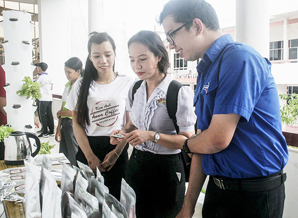 Được Trung tâm Hỗ trợ và Phát triển sinh viên Cần Thơ hỗ trợ bố trí gian hàng, nhóm khởi nghiệp của Nguyễn Thị Kim Anh (bìa trái), sinh viên ngành Tài chính Ngân hàng (Đại học Cần Thơ), có điều kiện giới thiệu sản phẩm khởi nghiệp đến khách hàng.