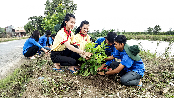 Sinh viên Trường Đại học Nam Cần Thơ phối hợp Xã đoàn Thới Hưng, huyện Cờ Đỏ, trồng cây xanh các tuyến đường trong xã, góp phần xây dựng nông thôn mới.