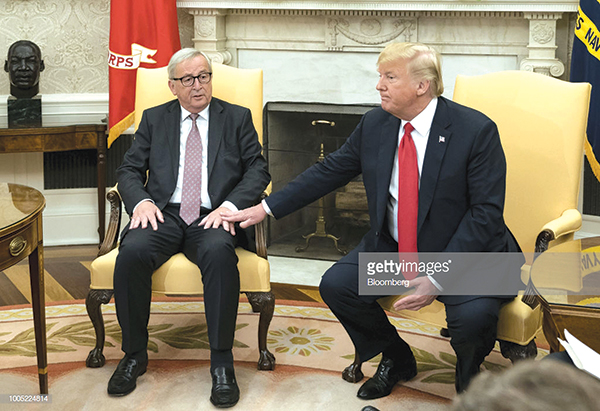Chủ tịch EC Juncker (trái) và Tổng thống Trump hôm 25-7.