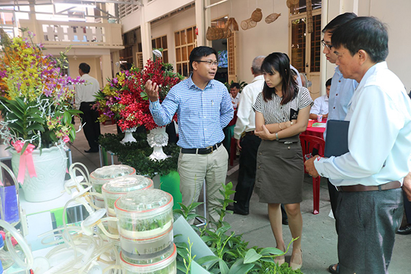 Đại biểu tham quan sản phẩm hoa lan tại hội nghị triển lãm và xúc tiến thương mại sản phẩm hoa lan tại TP Cần Thơ. Ảnh: M.HOA