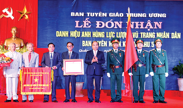 Thủ tướng Nguyễn Xuân Phúc trao tặng danh hiệu Anh hùng Lực lượng vũ trang nhân dân cho Ban Tuyên huấn Khu ủy Khu 5. Ảnh: THỐNG NHẤT (TTXVN)