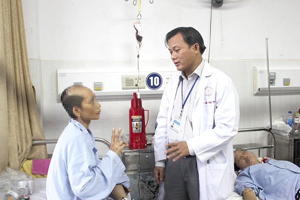 Bệnh nhân vui vẻ trò chuyện với bác sĩ La Văn Phú về tình trạng sức khỏe được cải thiện đáng kể sau nội soi phẫu thuật cắt dạ dày.