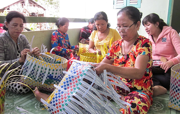 Lớp dạy nghề đan giỏ dây nhựa cho người dân tộc Khmer phường Trường Lạc, quận Ô Môn. Ảnh: ANH PHƯƠNG